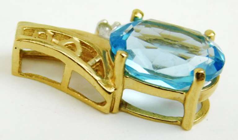 Pretty 10K Blue Topaz Pendant