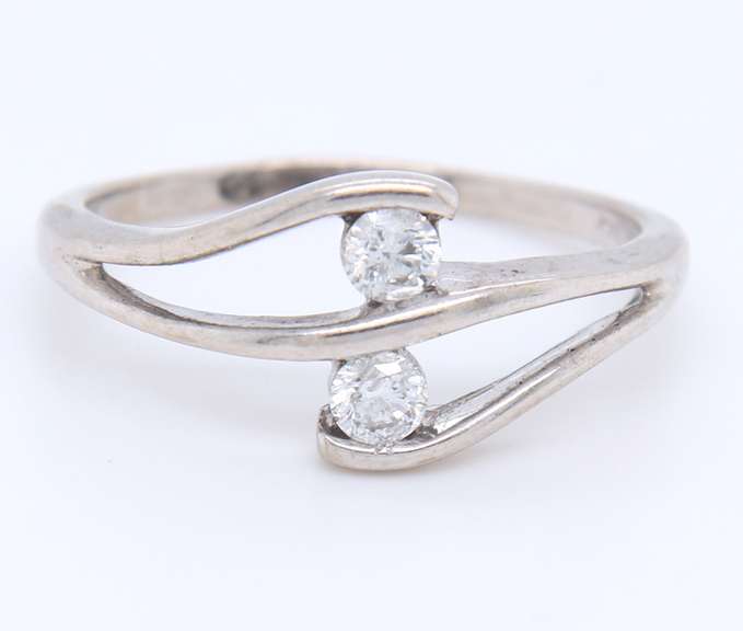Elegant White Gold 2 Stone Round Brilliant Cut Diamond Ring