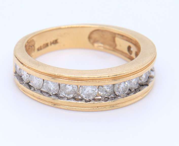 Elegant Yellow Gold Round Brilliant Cut Diamond Band