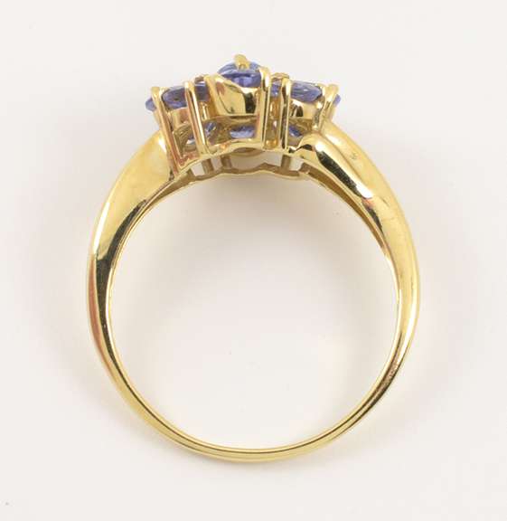 Attractive 14k Tanzanite Cluster Ring