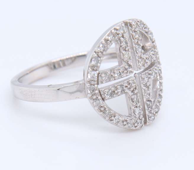 Stunning White Gold Diamond Ring