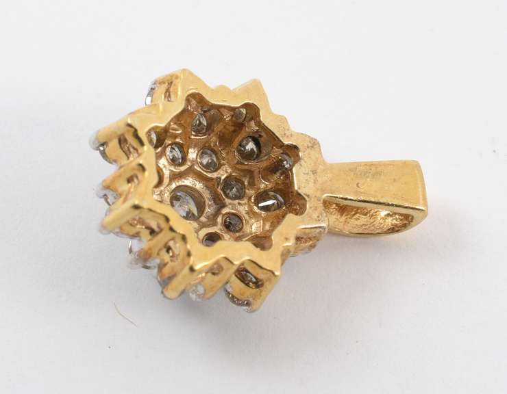 Sparkling 1 ct. Total Weight Dia. Cluster Pendant