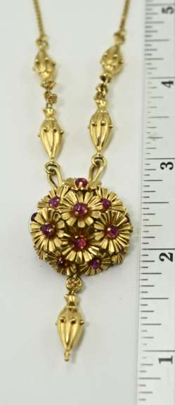 Fascinating En Tremblant 18K Flower Necklace with Rubies