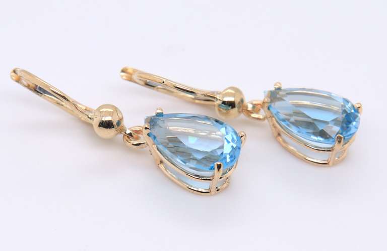 Set of Pear Shaped Topaz Pendant on Chain and Earrings in Yellow Gold