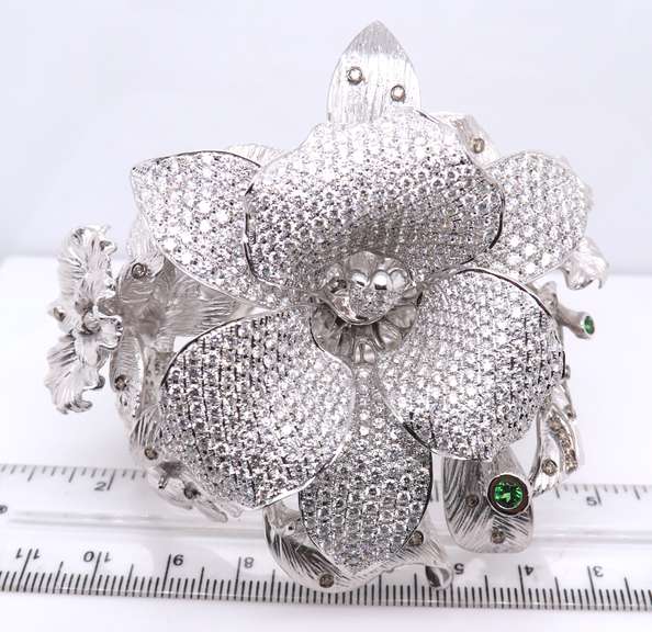 Quintessential 18kt White Gold Tsavorite Diamond Bangle Bracelet