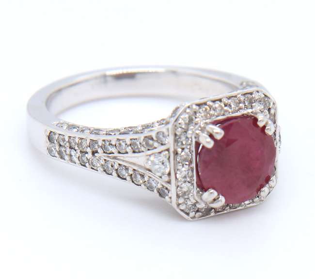 Sparkling White Gold Round Cut Ruby w Diamonds