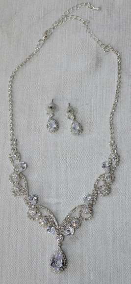 Set Of Fashion Jewelry Neck Lace And Earrings