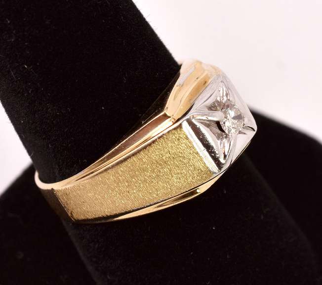 Ravishing Men's Diamdond Ring in 14K Yellow Gold