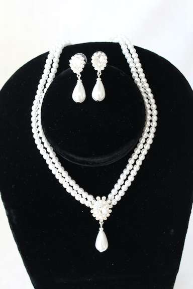 Set Of Fashion Jewelry Neck Lace And Earrings