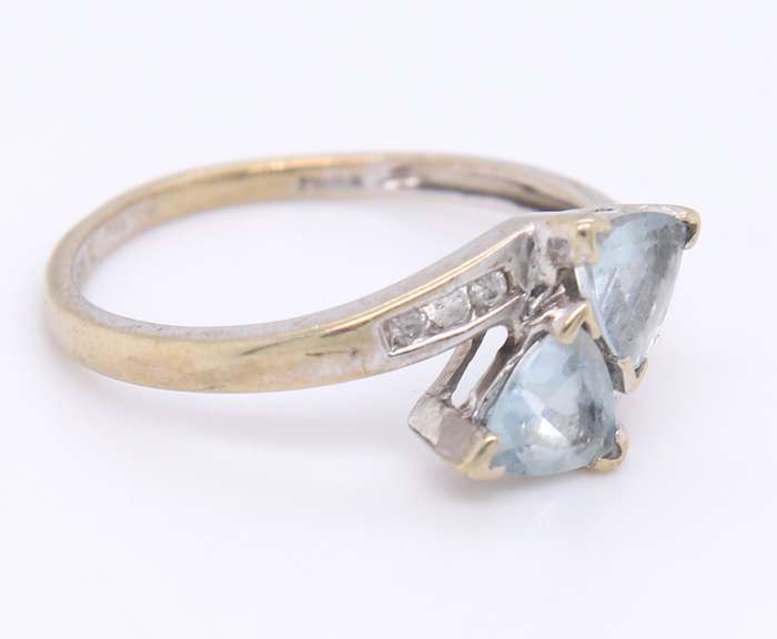 Lovely White Gold 2 Triangle Aquamarine and Diamond Ring