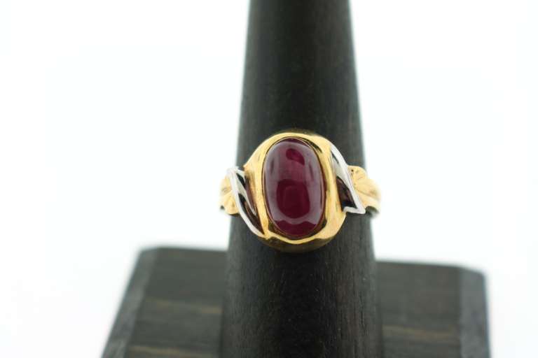 Entoxicating Oval Ruby White and Yellow 18k Gold Ring