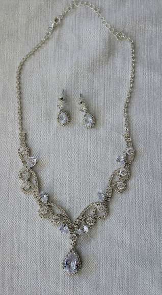 Set Of Fashion Jewelry Neck Lace And Earrings
