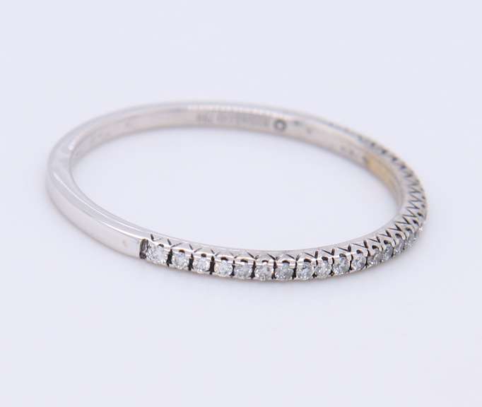 Elegant 18kt White Gold Diamond Band