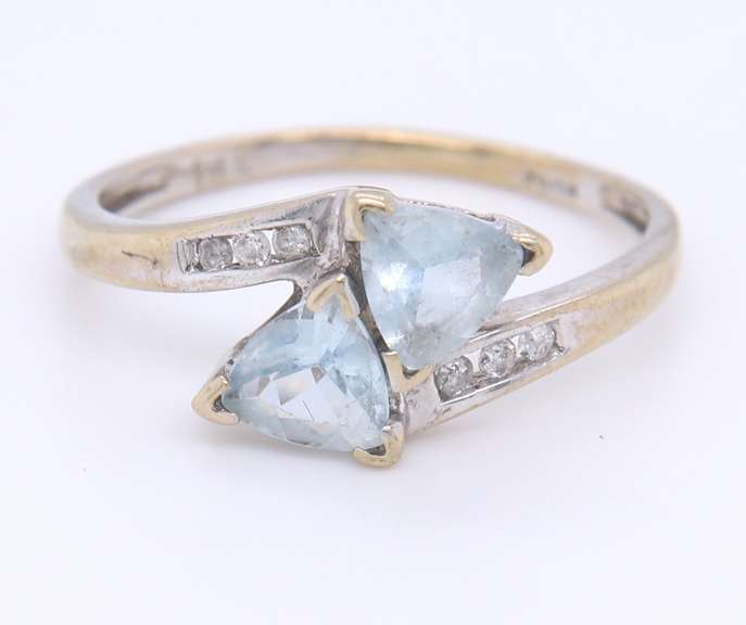 Lovely White Gold 2 Triangle Aquamarine and Diamond Ring