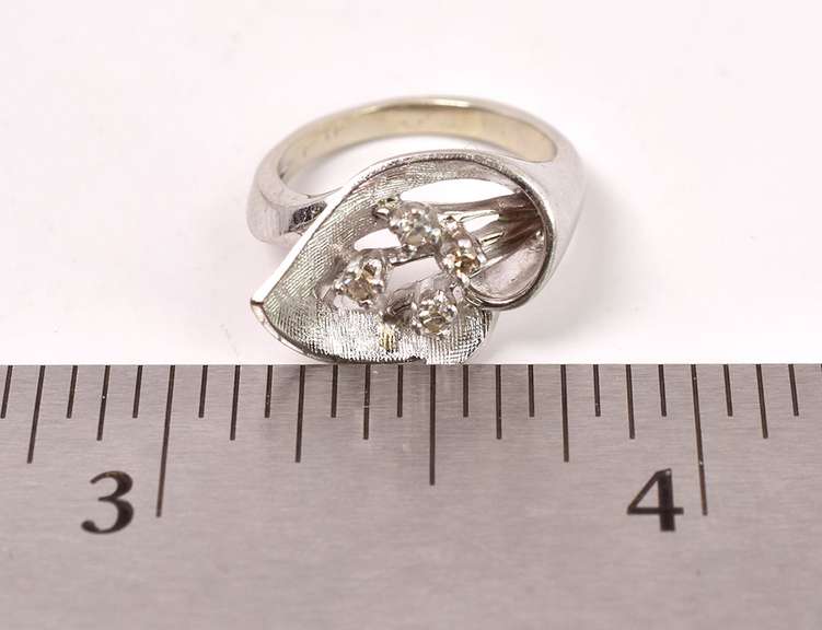 Vintage Lilly Diamond Ring in 14K White Gold