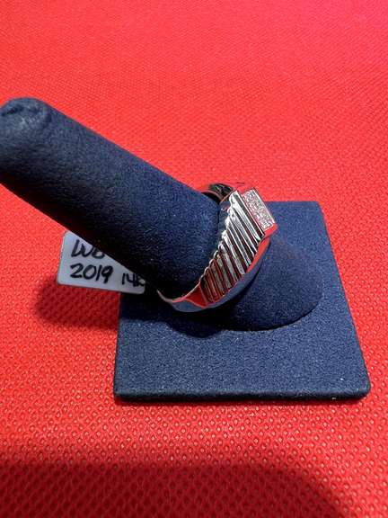 MENS 14K WHITE GOLD RING WITH 0.75 CARAT OF DIAMOND