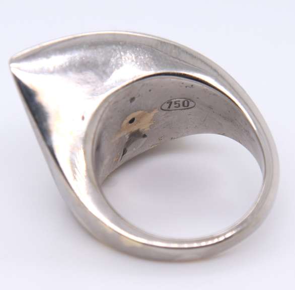 Elegant 18kt White Gold Abstract Ring