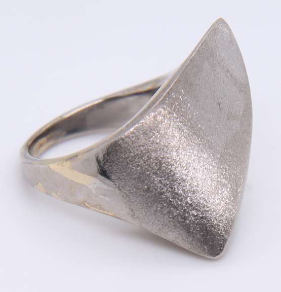 Elegant 18kt White Gold Abstract Ring