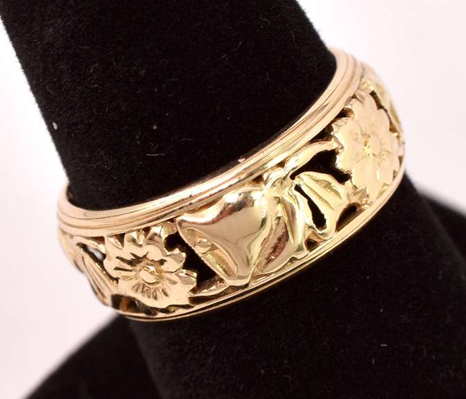 Captivating Floral Ring in 14K Yellow Gold