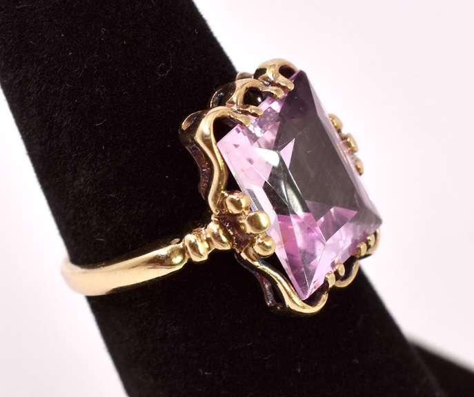 Precious Pink Sapphire Ring in Yellow Gold