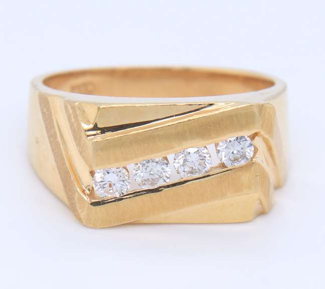 Impressive Yellow Gold Round Brilliant Cut Diamond Wedding Band
