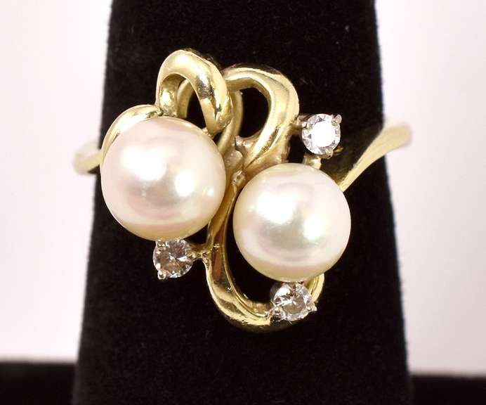 Darling pearl and Diamond Ring in 14K Yellow Gold