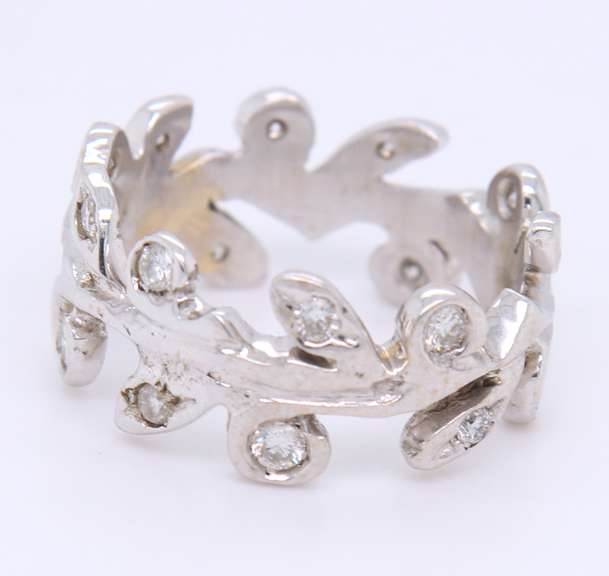 Glowing White Gold Diamond Leaf Design Band