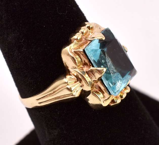Lovely Blue Gemstone Ring in Yellow Gold