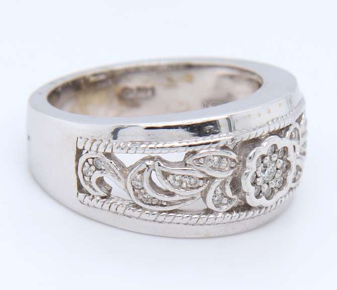 Dazzling White Gold Flower Style Diamond Band