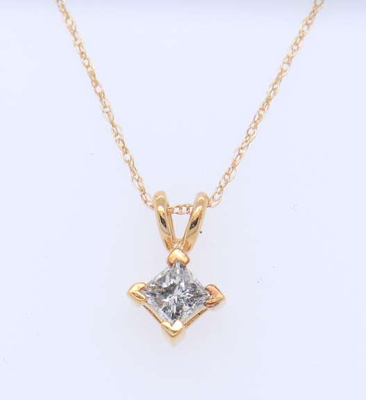 Glowing Princess Cut Diamond Solatire Necklace