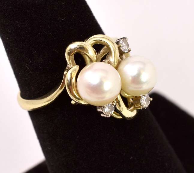Darling pearl and Diamond Ring in 14K Yellow Gold