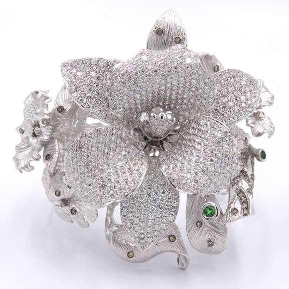 Quintessential 18kt White Gold Tsavorite Diamond Bangle Bracelet
