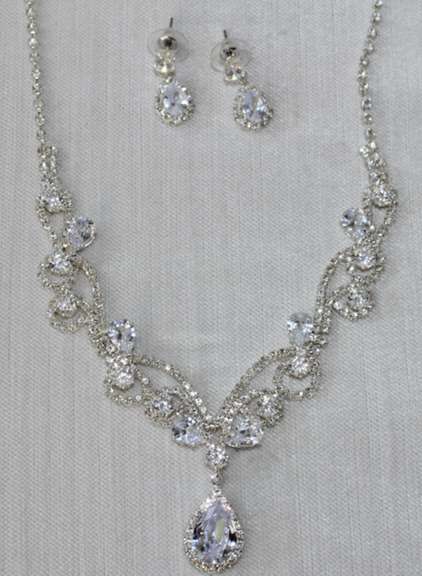 Set Of Fashion Jewelry Neck Lace And Earrings