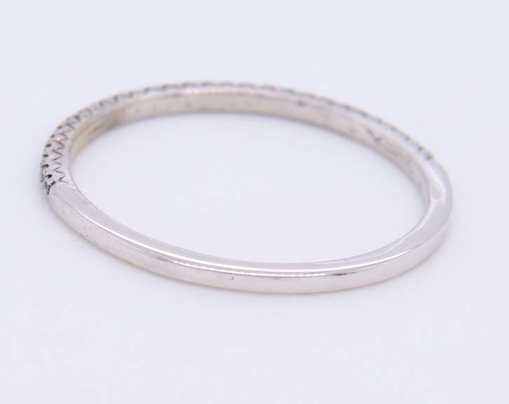Elegant 18kt White Gold Diamond Band