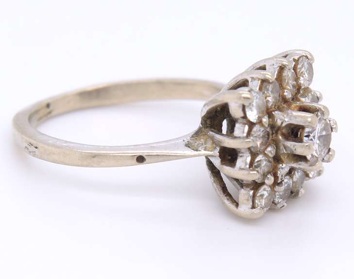 Sparkling White Gold Round Brilliant Cut Diamond Ring