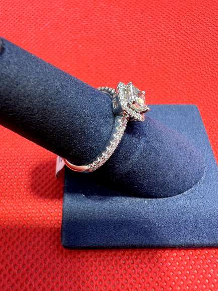 LADIES 18K WHITE GOLD ENGAGEMENT RING WITH 0.70 CARAT CENTER PRINCESS CUT DIAMOND