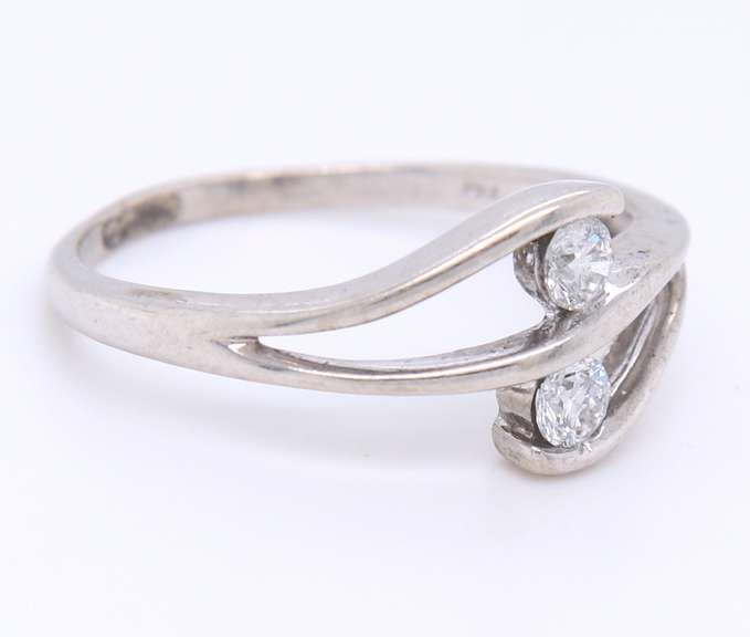 Elegant White Gold 2 Stone Round Brilliant Cut Diamond Ring