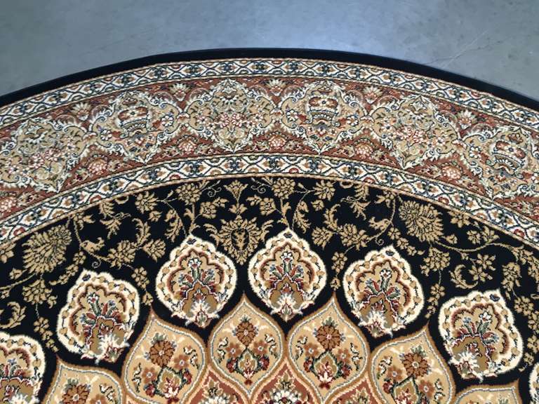 Stunning European Blend of Fashion & Tradition 6 Round