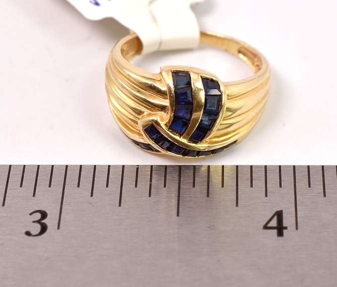 Stunning Sapphire Ring in 14K Yellow Gold