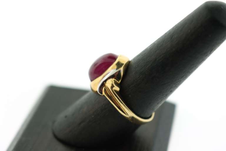 Entoxicating Oval Ruby White and Yellow 18k Gold Ring