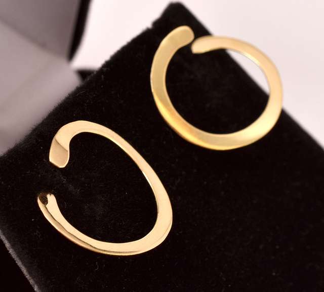 Precious Open Circle Earrings in 14K Yellow Gold