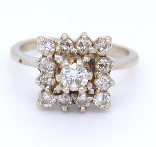 Sparkling White Gold Round Brilliant Cut Diamond Ring
