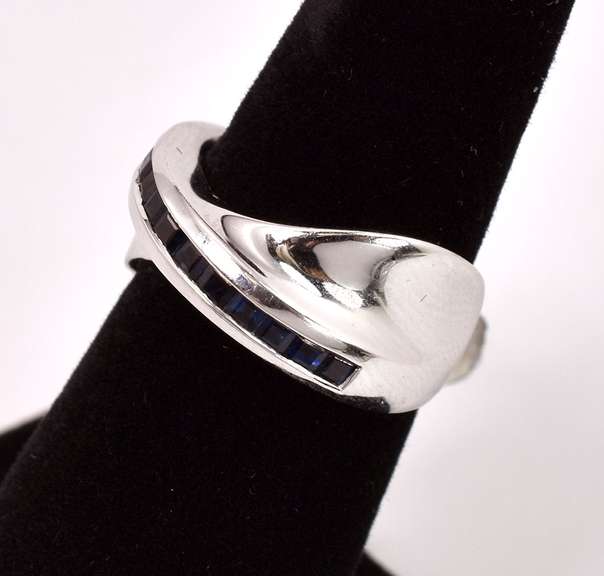 Stunning Sapphire Ring in 14K White Gold