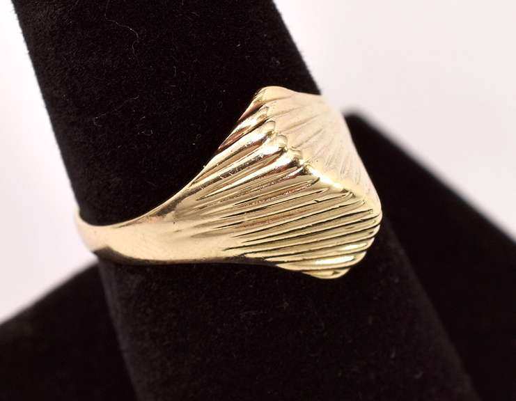 Gorgeouse Dome Style Ring in 10K Yellow Gold