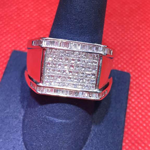 MENS 14K WHITE GOLD DIAMOND RING. 3.50 CARAT IN TOTAL WEIGHT
