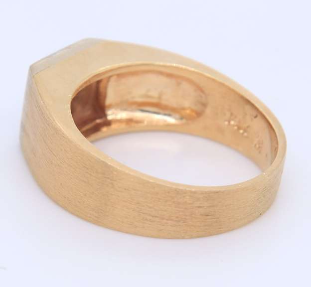 Stunning Yellow Gold Round Brilliant Cut Diamond Ring