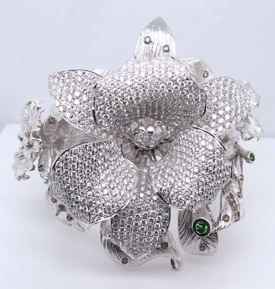 Quintessential 18kt White Gold Tsavorite Diamond Bangle Bracelet