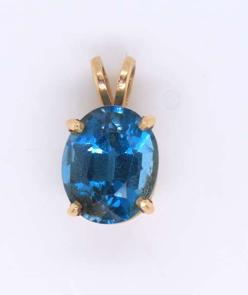 14KT Yellow Gold Blue Topaz Pendant