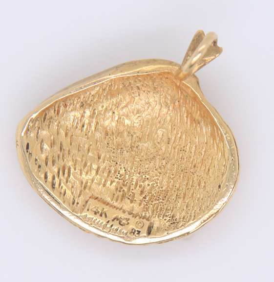 Stunning Yellow Gold Seashell Pendant
