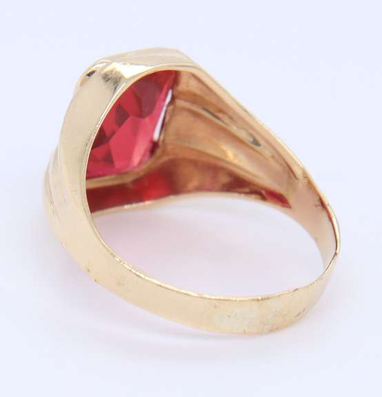 Elegant Yellow Gold Eemarld Cut Ruby Ring